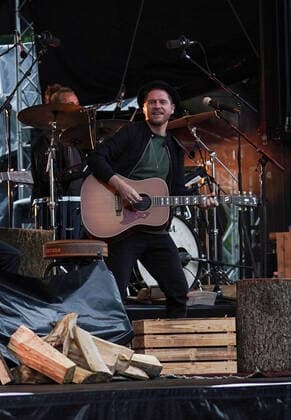 Johannes Oerding Konzert in Hirschberg-Leutershausen. Johannes Oerding Konzert im Rahmen der Lagerfeuer Acoustics Tour 2021 im Sportpark, Hirschberg-Leutershausen. Hirschberg-Leutershausen Sportpark Baden-Württemberg