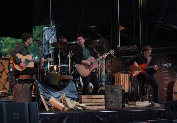 Johannes Oerding Konzert in Hirschberg-Leutershausen. Johannes Oerding Konzert im Rahmen der Lagerfeuer Acoustics Tour 2021 im Sportpark, Hirschberg-Leutershausen. Hirschberg-Leutershausen Sportpark Baden-Württemberg