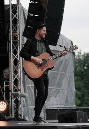 Johannes Oerding Konzert in Hirschberg-Leutershausen. Johannes Oerding Konzert im Rahmen der Lagerfeuer Acoustics Tour 2021 im Sportpark, Hirschberg-Leutershausen. Hirschberg-Leutershausen Sportpark Baden-Württemberg
