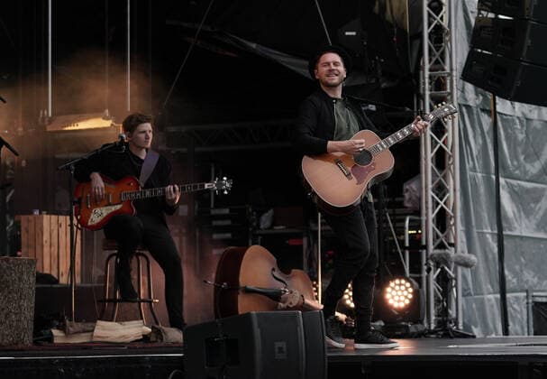 Johannes Oerding Konzert in Hirschberg-Leutershausen. Johannes Oerding Konzert im Rahmen der Lagerfeuer Acoustics Tour 2021 im Sportpark, Hirschberg-Leutershausen. Hirschberg-Leutershausen Sportpark Baden-Württemberg