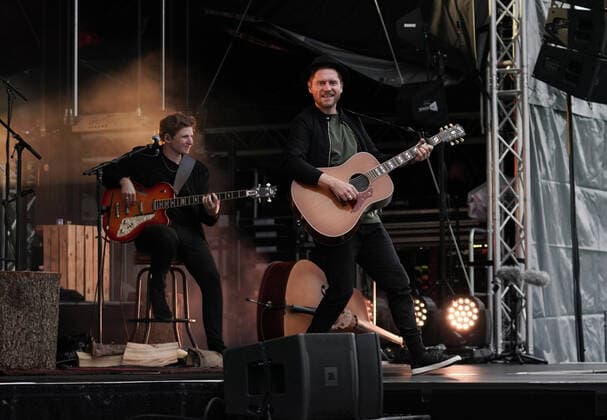 Johannes Oerding Konzert in Hirschberg-Leutershausen. Johannes Oerding Konzert im Rahmen der Lagerfeuer Acoustics Tour 2021 im Sportpark, Hirschberg-Leutershausen. Hirschberg-Leutershausen Sportpark Baden-Württemberg