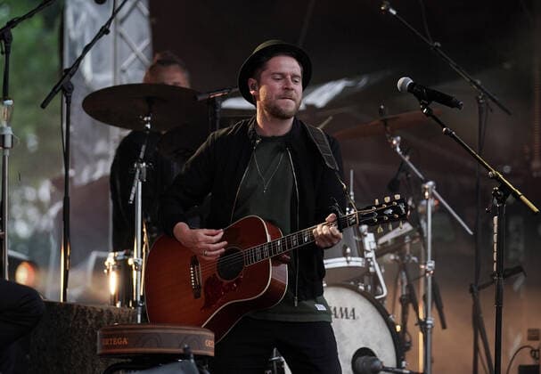 Johannes Oerding Konzert in Hirschberg-Leutershausen. Johannes Oerding Konzert im Rahmen der Lagerfeuer Acoustics Tour 2021 im Sportpark, Hirschberg-Leutershausen. Hirschberg-Leutershausen Sportpark Baden-Württemberg