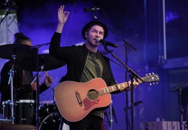 Johannes Oerding Konzert in Hirschberg-Leutershausen. Johannes Oerding Konzert im Rahmen der Lagerfeuer Acoustics Tour 2021 im Sportpark, Hirschberg-Leutershausen. Hirschberg-Leutershausen Sportpark Baden-Württemberg