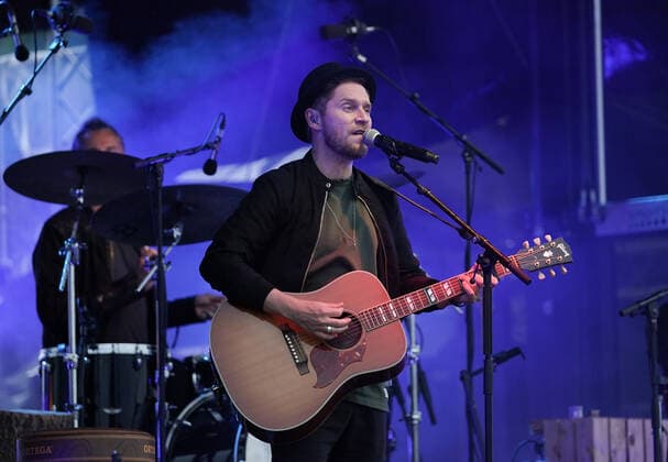 Johannes Oerding Konzert in Hirschberg-Leutershausen. Johannes Oerding Konzert im Rahmen der Lagerfeuer Acoustics Tour 2021 im Sportpark, Hirschberg-Leutershausen. Hirschberg-Leutershausen Sportpark Baden-Württemberg