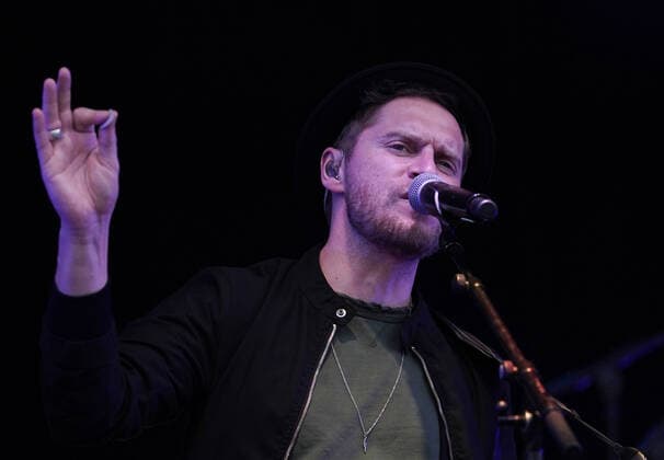 Johannes Oerding Konzert in Hirschberg-Leutershausen. Johannes Oerding Konzert im Rahmen der Lagerfeuer Acoustics Tour 2021 im Sportpark, Hirschberg-Leutershausen. Hirschberg-Leutershausen Sportpark Baden-Württemberg