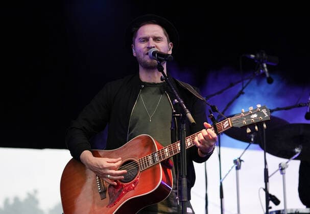 Johannes Oerding Konzert in Hirschberg-Leutershausen. Johannes Oerding Konzert im Rahmen der Lagerfeuer Acoustics Tour 2021 im Sportpark, Hirschberg-Leutershausen. Hirschberg-Leutershausen Sportpark Baden-Württemberg
