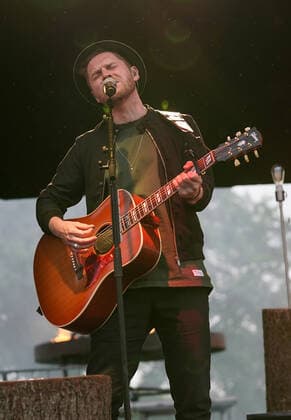 Johannes Oerding Konzert in Hirschberg-Leutershausen. Johannes Oerding Konzert im Rahmen der Lagerfeuer Acoustics Tour 2021 im Sportpark, Hirschberg-Leutershausen. Hirschberg-Leutershausen Sportpark Baden-Württemberg