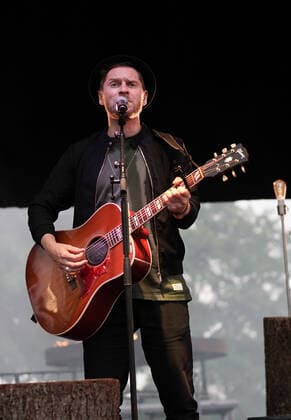 Johannes Oerding Konzert in Hirschberg-Leutershausen. Johannes Oerding Konzert im Rahmen der Lagerfeuer Acoustics Tour 2021 im Sportpark, Hirschberg-Leutershausen. Hirschberg-Leutershausen Sportpark Baden-Württemberg
