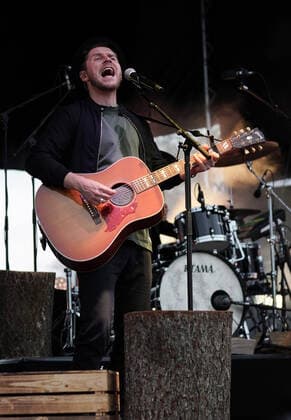 Johannes Oerding Konzert in Hirschberg-Leutershausen. Johannes Oerding Konzert im Rahmen der Lagerfeuer Acoustics Tour 2021 im Sportpark, Hirschberg-Leutershausen. Hirschberg-Leutershausen Sportpark Baden-Württemberg