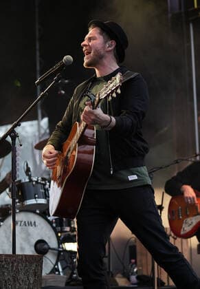Johannes Oerding Konzert in Hirschberg-Leutershausen. Johannes Oerding Konzert im Rahmen der Lagerfeuer Acoustics Tour 2021 im Sportpark, Hirschberg-Leutershausen. Hirschberg-Leutershausen Sportpark Baden-Württemberg