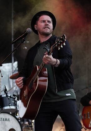 Johannes Oerding Konzert in Hirschberg-Leutershausen. Johannes Oerding Konzert im Rahmen der Lagerfeuer Acoustics Tour 2021 im Sportpark, Hirschberg-Leutershausen. Hirschberg-Leutershausen Sportpark Baden-Württemberg