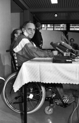 Deutschland, Karlsbad, 22.11.1990. Archiv-Nr.: 23-31b-16 Bundesinnenminister Schaeuble im Reha-Zentrum-Langensteinbach Foto: Wolfgang Schaeuble, sechs Wochen nach dem Attentat, kommt zur Pressekonferenz Bundesinnenminister Schaeuble im Reha-Zentrum-Langensteinbach *** Germany, Karlsbad, 22 11 1990 Archive No 23 31b 16 Federal Minister of the Interior Schaeuble at the Langensteinbach Rehab Centre Photo Wolfgang Schaeuble, six weeks after the assassination, arrives at the press conference Federal Minister of the Interior Schaeuble at the Langensteinbach Rehab Centre