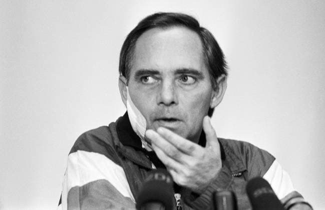 Deutschland, Karlsbad, 22.11.1990. Archiv-Nr.: 23-31b-29 Bundesinnenminister Schaeuble im Reha-Zentrum-Langensteinbach Foto: Wolfgang Schaeuble, sechs Wochen nach dem Attentat, bei der Pressekonferenz Bundesinnenminister Schaeuble im Reha-Zentrum-Langensteinbach *** Germany, Karlsbad, 22 11 1990 Archive No 23 31b 29 Federal Minister of the Interior Schaeuble at the Reha Centre Langensteinbach Photo Wolfgang Schaeuble, six weeks after the assassination, at the press conference Federal Minister of the Interior Schaeuble at the Reha Centre Langensteinbach