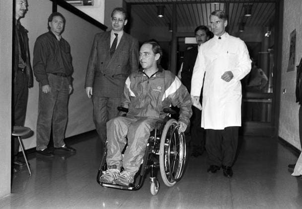 Deutschland, Karlsbad, 22.11.1990. Archiv-Nr.: 23-31b-04 Bundesinnenminister Schaeuble im Reha-Zentrum-Langensteinbach Foto: Wolfgang Schaeuble, sechs Wochen nach dem Attentat, kommt zur Pressekonferenz, rechts Prof. Juergen Harms Bundesinnenminister Schaeuble im Reha-Zentrum-Langensteinbach *** Germany, Karlsbad, 22 11 1990 Archive Nr 23 31b 04 Federal Minister of the Interior Schaeuble in the Reha Centre Langensteinbach Photo Wolfgang Schaeuble, six weeks after the assassination, comes to the press conference, on the right Prof Juergen Harms Federal Minister of the Interior Schaeuble in the Reha Centre Langensteinbach