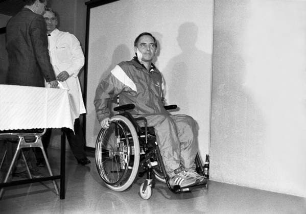 Deutschland, Karlsbad, 22.11.1990. Archiv-Nr.: 23-31-09 Bundesinnenminister Schaeuble im Reha-Zentrum-Langensteinbach Foto: Wolfgang Schaeuble, sechs Wochen nach dem Attentat, kommt zur Pressekonferenz Bundesinnenminister Schaeuble im Reha-Zentrum-Langensteinbach *** Germany, Karlsbad, 22 11 1990 Archive Nr 23 31 09 Federal Minister of the Interior Schaeuble at the Reha Zentrum Langensteinbach Photo Wolfgang Schaeuble, six weeks after the assassination, arrives at the press conference Federal Minister of the Interior Schaeuble at the Reha Zentrum Langensteinbach