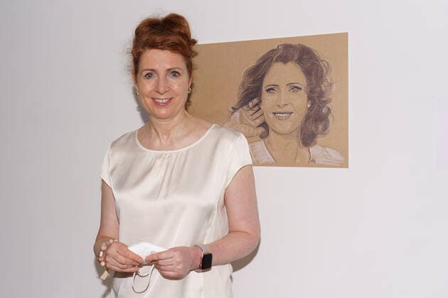 Auswanderermuseum Ballinstadt in Hamburg Eröffnung der neuen Porträtausstellung Hamburger Persönlichkeiten in Kooperation mit CARE Deutschland - Monica Lierhaus, Moderatorin, vor ihrem von der Künstlerinnnett Bergk gezeichneten Porträt - Charity-Aktion zu Gunsten von Care Deutschland;Auswanderermuseum Ballinstadt in Hamburg Eröffnung der neuen Porträtausstellung Hamburger Persönlichkeiten in Kooperation mit CARE Deutschland - Monica Lierhaus, Moderatorin, vor ihrem von der Künstlerinnnett Bergk gezeichneten Porträt - Charity, Hamburg Hamburg Deutschland Ballinstadt