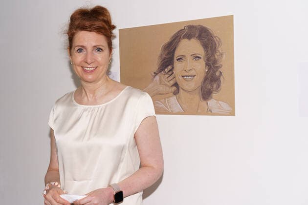 Auswanderermuseum Ballinstadt in Hamburg Eröffnung der neuen Porträtausstellung Hamburger Persönlichkeiten in Kooperation mit CARE Deutschland - Monica Lierhaus, Moderatorin, vor ihrem von der Künstlerinnnett Bergk gezeichneten Porträt - Charity-Aktion zu Gunsten von Care Deutschland;Auswanderermuseum Ballinstadt in Hamburg Eröffnung der neuen Porträtausstellung Hamburger Persönlichkeiten in Kooperation mit CARE Deutschland - Monica Lierhaus, Moderatorin, vor ihrem von der Künstlerinnnett Bergk gezeichneten Porträt - Charity, Hamburg Hamburg Deutschland Ballinstadt