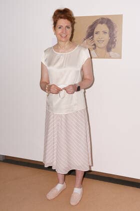 Auswanderermuseum Ballinstadt in Hamburg Eröffnung der neuen Porträtausstellung Hamburger Persönlichkeiten in Kooperation mit CARE Deutschland - Monica Lierhaus, Moderatorin, vor ihrem von der Künstlerinnnett Bergk gezeichneten Porträt - Charity-Aktion zu Gunsten von Care Deutschland;Auswanderermuseum Ballinstadt in Hamburg Eröffnung der neuen Porträtausstellung Hamburger Persönlichkeiten in Kooperation mit CARE Deutschland - Monica Lierhaus, Moderatorin, vor ihrem von der Künstlerinnnett Bergk gezeichneten Porträt - Charity, Hamburg Hamburg Deutschland Ballinstadt