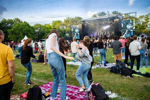 Publikum bei Giant Rooks live beim Picknick Konzert auf der Zoopark Festwiese. Erfurt, 08.07.2021