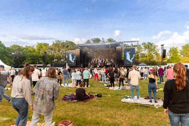 Publikum bei Giant Rooks live beim Picknick Konzert auf der Zoopark Festwiese. Erfurt, 08.07.2021