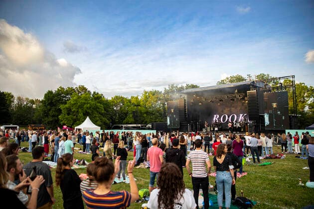 Publikum bei Giant Rooks live beim Picknick Konzert auf der Zoopark Festwiese. Erfurt, 08.07.2021