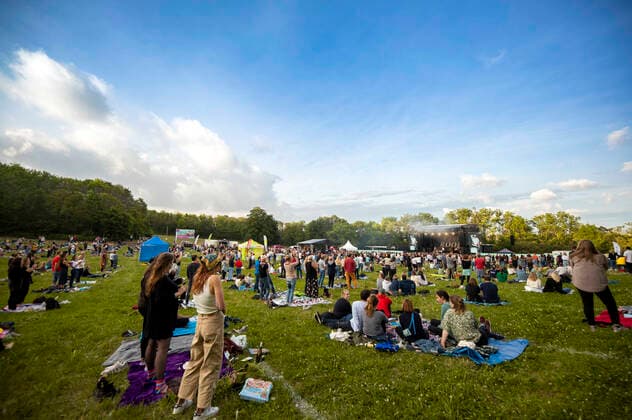 Publikum bei Giant Rooks live beim Picknick Konzert auf der Zoopark Festwiese. Erfurt, 08.07.2021