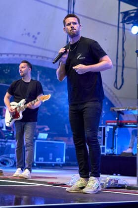 Kristoffer Hünecke und Johannes Strate von Revolverheld live im Rahmen der Konzertreihe Back on Stage auf der Gilde Parkbühne. Hannover,