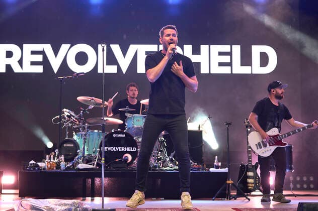 Jakob Sinn, Johannes Strate und Chris Rodriguez von Revolverheld live im Rahmen der Konzertreihe Back on Stage auf der Gilde Parkbühne. Hannover,