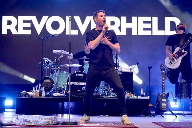 Bilder des Jahres 2021, Entertainment 07 Juli Johannes Strate von Revolverheld live im Rahmen der Konzertreihe Back on Stage auf der Gilde Parkbühne. Hannover, *** Johannes Strate of Revolverheld live as part of the concert series Back on Stage at the Gilde Parkbühne Hannover, Foto:xU.xStammx xFuturexImage