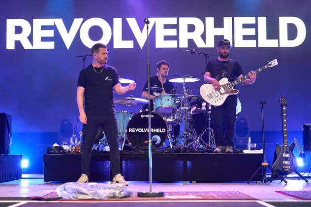 Johannes Strate, Jakob Sinn und Chris Rodriguez von Revolverheld live im Rahmen der Konzertreihe Back on Stage auf der Gilde Parkbühne. Hannover,