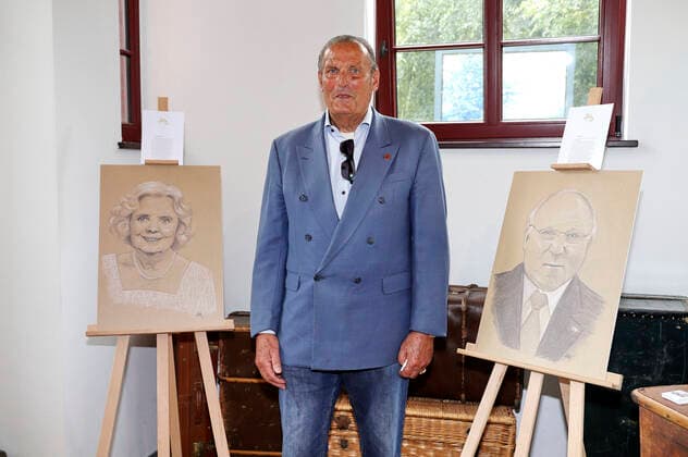 Dieter Bruhn (Aale Dieter) bei der Charity Aktion für CARE Deutschland mit einer Sonderausstellung Hamburger Persönlichkeiten in der Ballinstadt. Hamburg, 09.07.2021