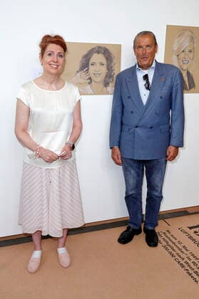 Monica Lierhaus und Dieter Bruhn (Aale Dieter) bei der Charity Aktion für CARE Deutschland mit einer Sonderausstellung Hamburger Persönlichkeiten in der Ballinstadt. Hamburg, 09.07.2021