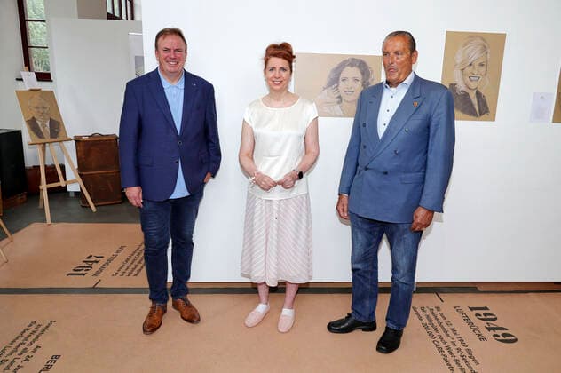 Volker Reimers, Monica Lierhaus und Dieter Bruhn (Aale Dieter) bei der Charity Aktion für CARE Deutschland mit einer Sonderausstellung Hamburger Persönlichkeiten in der Ballinstadt. Hamburg, 09.07.2021