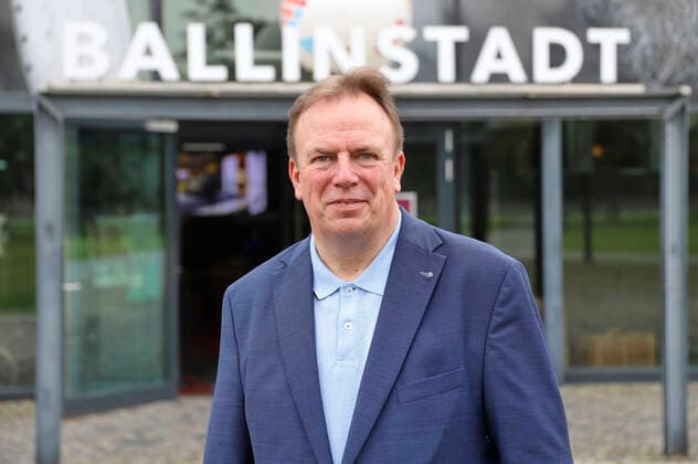 Volker Reimers bei der Charity Aktion für CARE Deutschland mit einer Sonderausstellung Hamburger Persönlichkeiten in der Ballinstadt. Hamburg, 09.07.2021