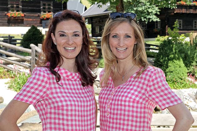 ORF Wenn die Musi spielt . Sängerinnen Sigrid und Marina Hutterer ( Gesangsduo Sigrid & Marina ) am Rande des Künstlertreffs zum Musik Open Air Wenn die Musi spielt am 09.07.2021 auf dem Festgelände in Bad Kleinkirchheim. 20210709BOS0065