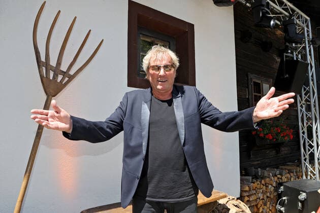 Entertainment Bilder des Tages ORF Wenn die Musi spielt . Sänger Bernhard Brink am Rande des Künstlertreffs zum Musik Open Air Wenn die Musi spielt am 09.07.2021 auf dem Festgelände in Bad Kleinkirchheim. 20210709BOS0062