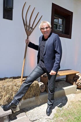 ORF Wenn die Musi spielt . Sänger Bernhard Brink am Rande des Künstlertreffs zum Musik Open Air Wenn die Musi spielt am 09.07.2021 auf dem Festgelände in Bad Kleinkirchheim. 20210709BOS0059