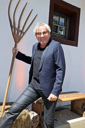 ORF Wenn die Musi spielt . Sänger Bernhard Brink am Rande des Künstlertreffs zum Musik Open Air Wenn die Musi spielt am 09.07.2021 auf dem Festgelände in Bad Kleinkirchheim. 20210709BOS0060