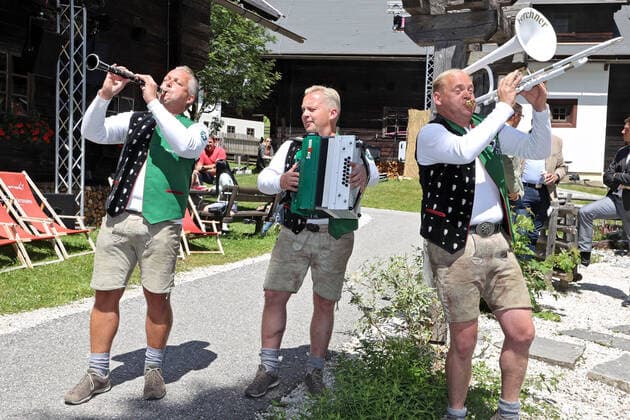 ORF Wenn die Musi spielt . Die Edelseer am Rande des Künstlertreffs zum Musik Open Air Wenn die Musi spielt am 09.07.2021 auf dem Festgelände in Bad Kleinkirchheim. 20210709BOS0057