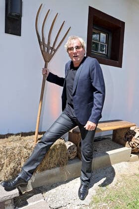 ORF Wenn die Musi spielt . Sänger Bernhard Brink am Rande des Künstlertreffs zum Musik Open Air Wenn die Musi spielt am 09.07.2021 auf dem Festgelände in Bad Kleinkirchheim. 20210709BOS0058
