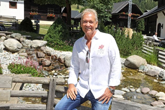 ORF Wenn die Musi spielt . Sänger Olaf Berger am Rande des Künstlertreffs zum Musik Open Air Wenn die Musi spielt am 09.07.2021 auf dem Festgelände in Bad Kleinkirchheim. 20210709BOS0055