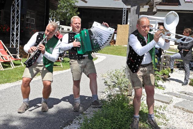 ORF Wenn die Musi spielt . Die Edelseer am Rande des Künstlertreffs zum Musik Open Air Wenn die Musi spielt am 09.07.2021 auf dem Festgelände in Bad Kleinkirchheim. 20210709BOS0056
