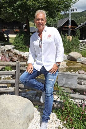 ORF Wenn die Musi spielt . Sänger Olaf Berger am Rande des Künstlertreffs zum Musik Open Air Wenn die Musi spielt am 09.07.2021 auf dem Festgelände in Bad Kleinkirchheim. 20210709BOS0053
