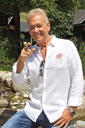 ORF Wenn die Musi spielt . Sänger Olaf Berger am Rande des Künstlertreffs zum Musik Open Air Wenn die Musi spielt am 09.07.2021 auf dem Festgelände in Bad Kleinkirchheim. 20210709BOS0054