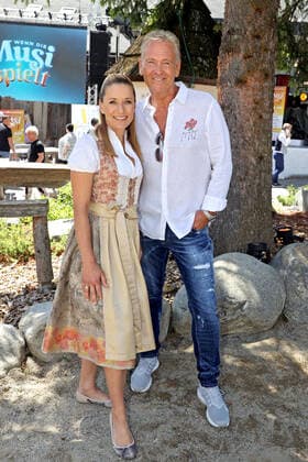 ORF Wenn die Musi spielt . Sänger Olaf Berger und Sängerin Stefanie Hertel am Rande des Künstlertreffs zum Musik Open Air Wenn die Musi spielt am 09.07.2021 auf dem Festgelände in Bad Kleinkirchheim. 20210709BOS0051