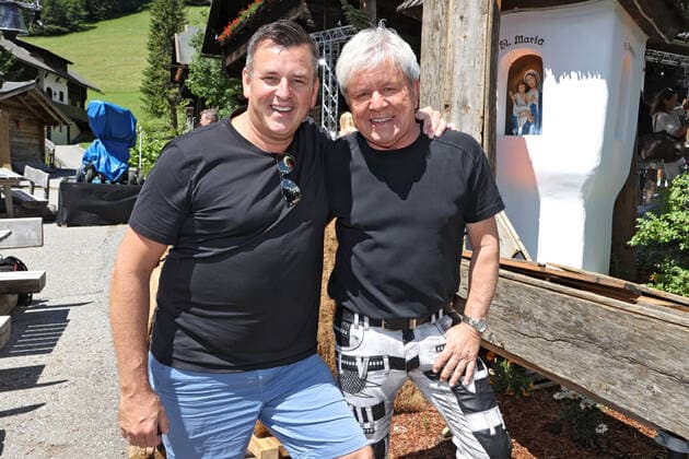 ORF Wenn die Musi spielt . Sänger Marc Pircher und G.G. Anderson am Rande des Künstlertreffs zum Musik Open Air Wenn die Musi spielt am 09.07.2021 auf dem Festgelände in Bad Kleinkirchheim. 20210709BOS0049