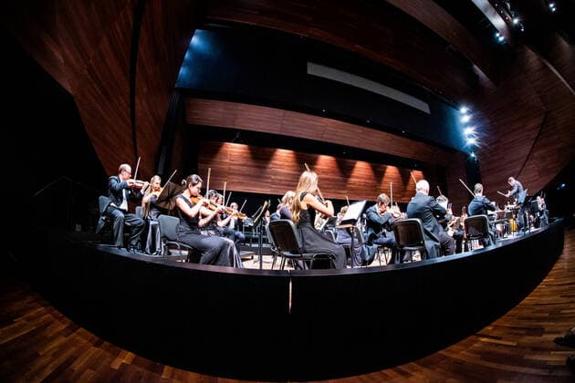 Erl 08.07.2021, Festspielhaus, Erl, AUT, Tiroler Festspiele Erl 2021, Eröffnungskonzert, im Bild Orchester der Tiroler Festspiele Erl mit Dirigent Erik Nielsen Orchestra of the Tyrolean Festival Erl with conductor Erik Nielsen during the Opening concert of the Tiroler Festspiele Erl at the Festspielhaus in Erl, Austria on 2021 07 08.