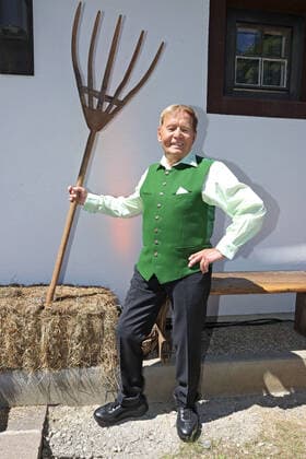 ORF Wenn die Musi spielt . Sänger Eberhard Hertel am Rande des Künstlertreffs zum Musik Open Air Wenn die Musi spielt am 09.07.2021 auf dem Festgelände in Bad Kleinkirchheim. 20210709BOS0039