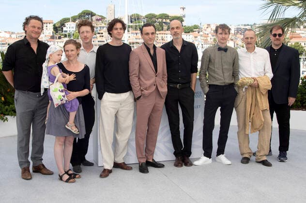 Gäste, Thomas Reider, Thomas Prenn, Franz Rogowski, Sebastian Meise, Anton Von Lucke, Georg Friedrich und Gast beim Photocall zum Kinofilm Große Freiheit Great Freedom auf dem Festival de Cannes 2021 74. Internationale Filmfestspiele von Cannes am Palais des Festivals. Cannes, 09.07.2021