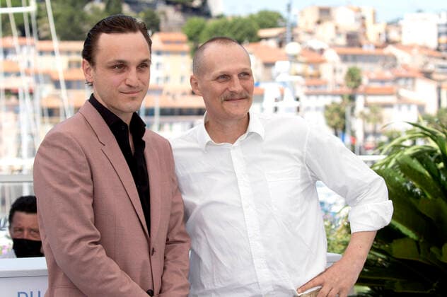 Franz Rogowski und Georg Friedrich beim Photocall zum Kinofilm Große Freiheit Great Freedom auf dem Festival de Cannes 2021 74. Internationale Filmfestspiele von Cannes am Palais des Festivals. Cannes, 09.07.2021